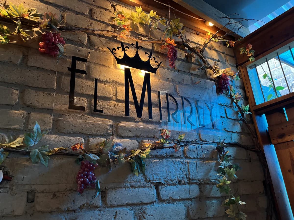 Interior del restaurante El Mirrey